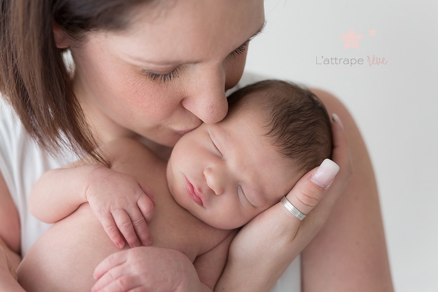 maman délicate embrasse bébé