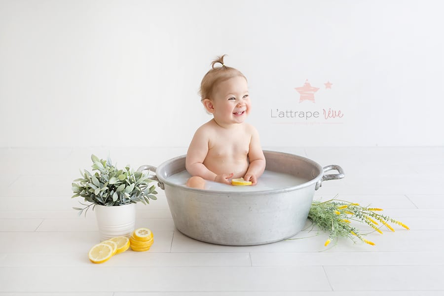 bain de lait pour bébé heureux