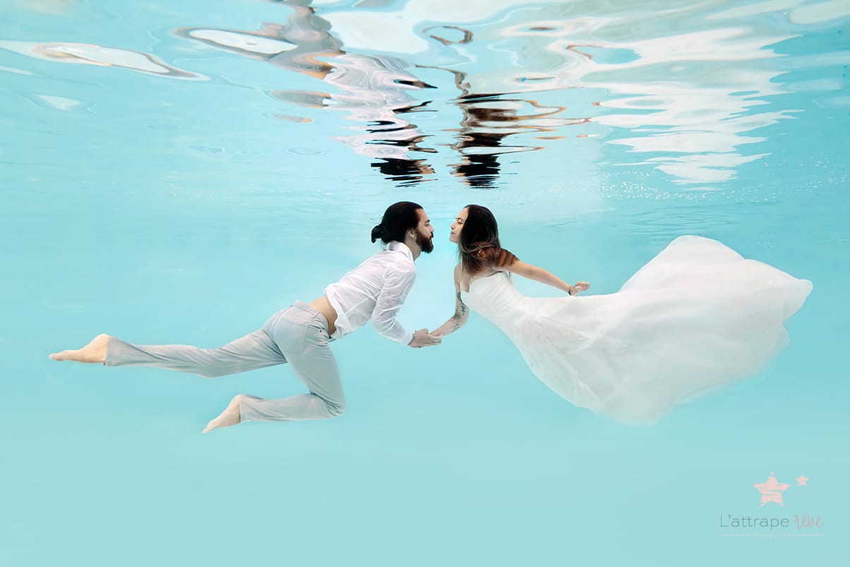 Trash the dress dans l'eau